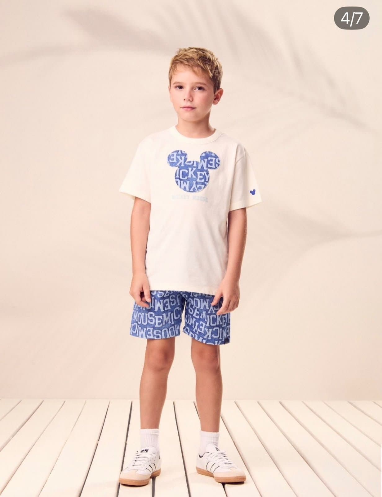 Menino em camiseta off-white estampada e bermuda