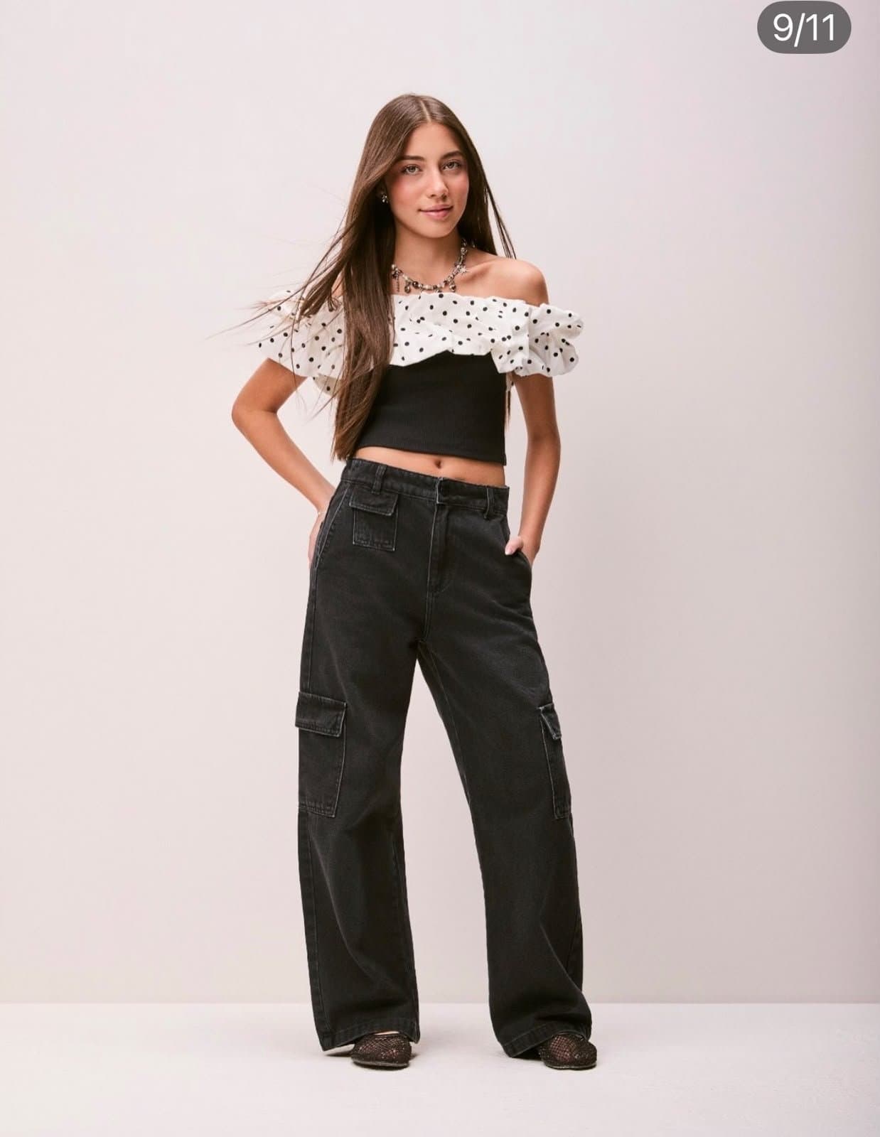 Look teen: top ombro a ombro e calça wide leg preta